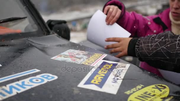11. 10. 16, Ryssland, Novosibirsk, Salair Rubilovo. Limma på baksidan av lastbilen, racing dekaler. — Stockvideo