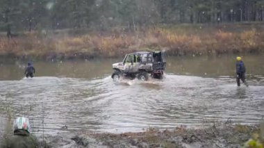 11. 10. 16, Rusya, Novosibirsk, Salair Rubilovo. Karlı havalarda cipi nehir geçer ve birkaç adam yaya, Hd devam.