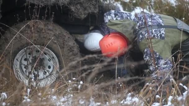 Muži se podívat na velký jeep na obrovské kola špinavé, Zpomalený pohyb, Hd. 1920 × 1080 — Stock video