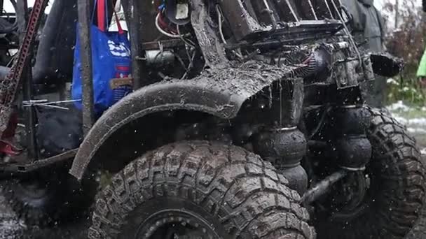 11. 10. 16, russland, nowosibirsk, salair rubilovo. schwarzer schmutziger jeep für die fahrt auf der straße, hd. — Stockvideo