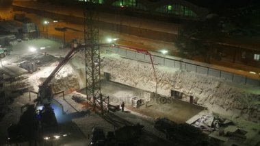 Geceleri projektörler, zaman atlamalı altında bina temelleri çimento dökmek