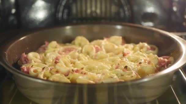 ハムとチーズのおいしい心のこもったパイ焼きオーブン、時間の経過で — ストック動画