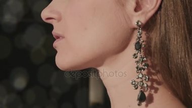 Güzel bir küpe güzel kızı profil arka plan bulanık Hd ile güneşin parlak taşlarla