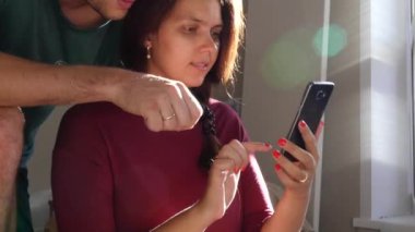 telefonda genç adam bir şey bir parmak, Hd gösterilen onun arkadaşı için söylüyor