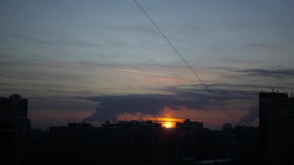 Wunderschöner oranger Sonnenuntergang in der blauen Stadt, 4k — Stockvideo