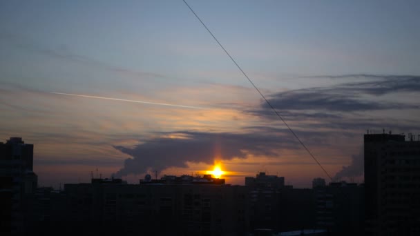 Pôr do sol noite na cidade com um avião no céu, 4k — Vídeo de Stock