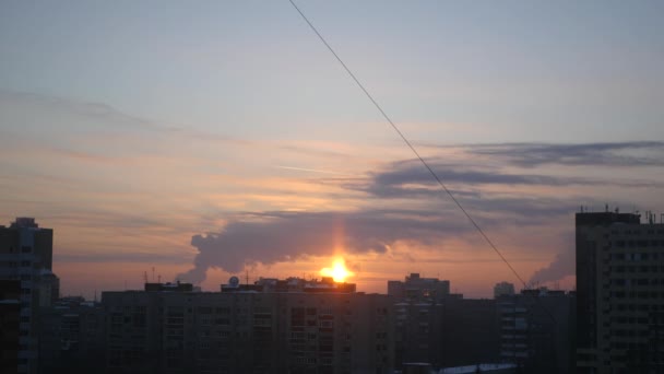 Solnedgången kvällen i staden på en bakgrund av rökpipor, 4k — Stockvideo