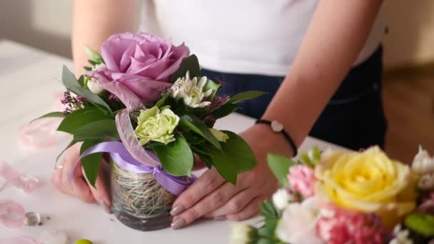 Beau bouquet de rose rose dans un petit vase dans les mains d'une belle jeune fille, 4k — Video