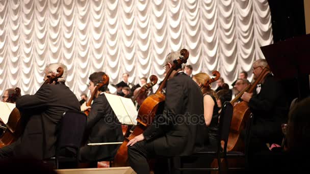 Ryssland, akademiker i staden, 01.18.2017, hus av forskare av Sb Ras, konserten av Verdis "Requiem" Orquesta sida — Stockvideo