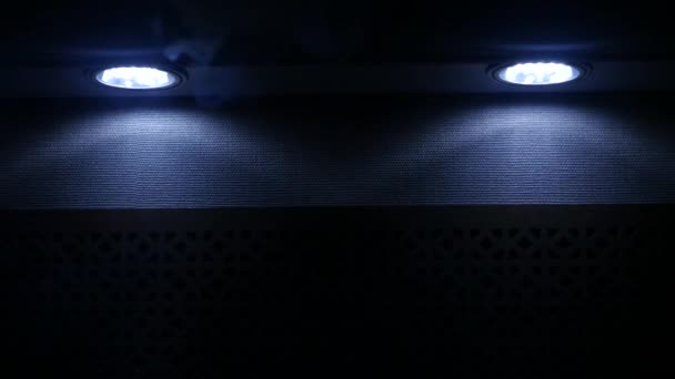 Humo grueso de shisha llena la habitación con lampochkmi azul, girando en la oscuridad, cámara lenta, Full HD — Vídeos de Stock