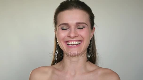 Glada unga flickan skrattar brett för kameran när poserar, 4k, 3840 x 2160 — Stockvideo
