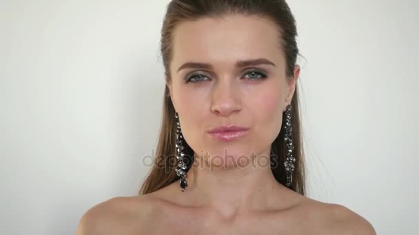 Retrato de uma bela mulher caucasiana em brincos com pedras, close-up, um golpe de envio um beijo, 4k — Vídeo de Stock