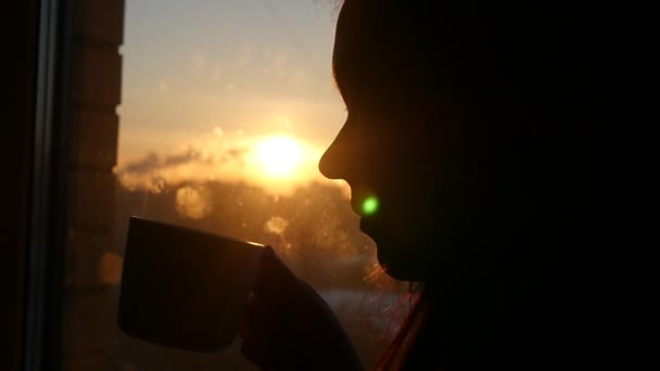Zeitlupe. Sonnenaufgang mit einer Tasse leckerem Heißgetränk vor dem Hintergrund der aufgehenden Sonne in der Stadt, 1920x1080 — Stockvideo