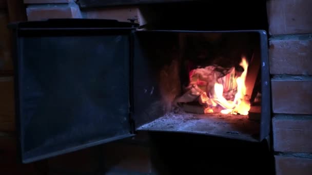déposer les bûches de bois dans le four, foment qui se réchaufferait, mouvement lent. 1920x1080 