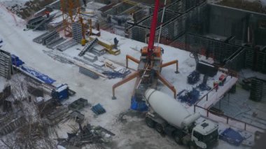 çimento karıştırıcı bir inşaat sahasında olduğu değer önlemek beton ve Vakfın pompalanır. 3840 x 2160, 4k