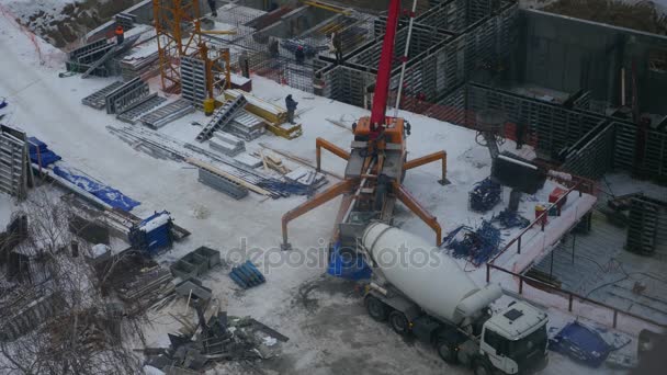Betonkeverõ egy építkezésen érdemes megelőzni a beton, és ez pumpálják az Alapítvány. 3840 x 2160, 4k — Stock videók