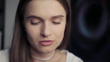 genç çekici kız makyaj yapar, dudak kalemi, Hd, 1920 x 1080 taslağını çizin.