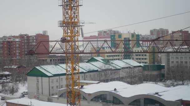 Grue de construction de flèche sur un chantier de construction avec des cordes hiver, 3840x2160, 4K — Video