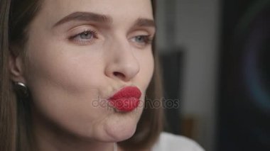 parlak kız güzel kırmızı ruj, gülümseyen, delat öpücük dudaklar, Hd, 1920 x 1080.