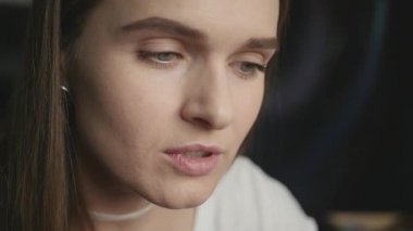 Dudaklarını aynada, bakar güzel kız dudaktan, ağır çekim, kalem anahat istiyor Hd, 1920 x 1080.