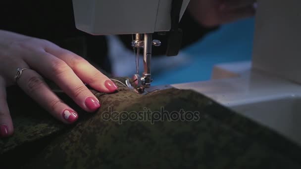 Para sujetar una hermosa tela en la máquina de coser pie de costura especial. cámara lenta, HD, 1920x1080 . — Vídeos de Stock