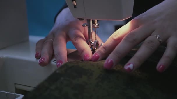 Belas mãos de mulheres que cosem na roupa especial de máquina de costura. Movimento lento. HD, 1920x1080 . — Vídeo de Stock