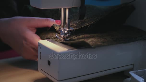 Вставьте иглу швейной машинки в ткань и сделайте линию. 4k, 3840x2160 — стоковое видео