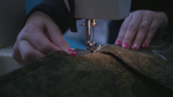Steek op de naaimachine naad op een mooie groene jurk. Slowmotion, 1920 x 1080. — Stockvideo