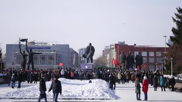Новосибирск, Россия, 25 февраля 2017 года митинг с красным флагом на площади о повышении цен на коммунальные услуги для граждан, 4к — стоковое видео