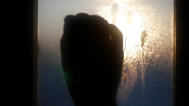 Schmieren Handfläche glitzert gegen die untergehende Sonne Tropfen auf Glas. hd, 1920x1080. — Stockvideo