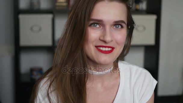 Hermosa joven con lápiz labial rojo y el pelo largo posando en la cámara, sonriendo asiente, 4k — Vídeos de Stock