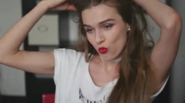 Genç bir kız hayat dans sahiptir, onun, saç pomespavlyaet atar onları. 4k,