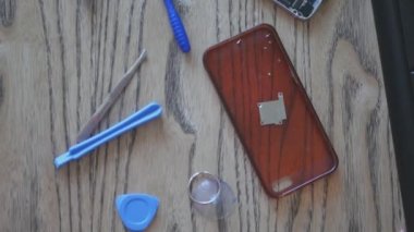 Ahşap bir masa ve birçok farklı bilgi araçlar ve Gadget'ı üzerinden sökülüp telefonda. 3840 x 2160. 4k