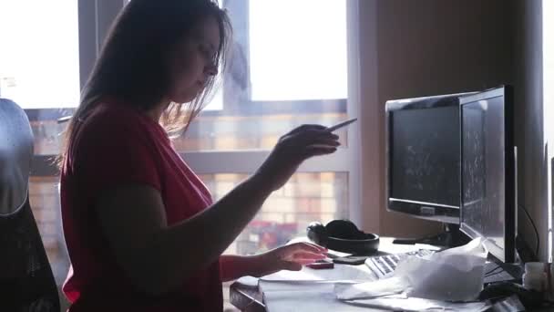 Ein junges Geschäftsmädchen bringt nervös die Konten in Ordnung und wirft wütend das Papier weg. Zeitlupe — Stockvideo