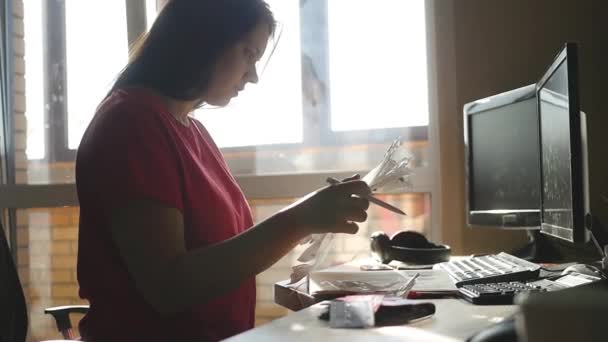 Chica joven versado con cuentas, nervioso, asustándose, tirando papel, tiene su mano sobre la mesa, molesto. HD — Vídeos de Stock