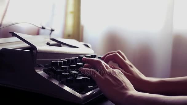 Una joven está escribiendo en una vieja máquina de escribir. A cámara lenta. 1920x1080. HD — Vídeos de Stock