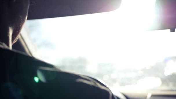 Paprsky slunce svítí do očí muže za volantem auta. Zpomalený pohyb. 1920 × 1080. Hd — Stock video
