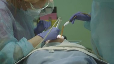 Bir hasta doktor yapar ağız diş ofiste. 4 k. 3840 x 2160