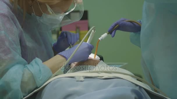 El médico hace una boca de los pacientes en el consultorio dental. 4k. 3840x2160 — Vídeos de Stock