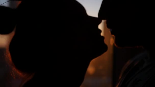Tutkuyla bir sevgi dolu çift erkek ve kadın gün batımında, güneşin objektiften etkisini yakalamak öp. 4k, 3840 x 2160 — Stok video