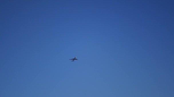 4k, 3840x2160. Un gran avión de pasajeros voló sobre el cielo azul claro . — Vídeo de stock