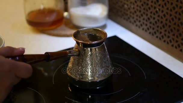 Delizioso, tonificante, bollore di caffè su un piatto in un tacchino speciale. 4k, 3840x2160. HD — Video Stock