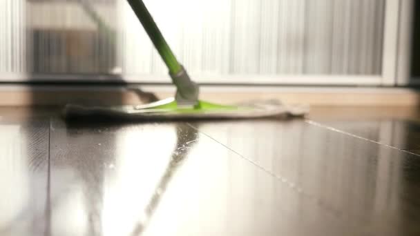 Gröna moppen glider på golvet, torka damm. slowmotion. 1920 x 1080 — Stockvideo