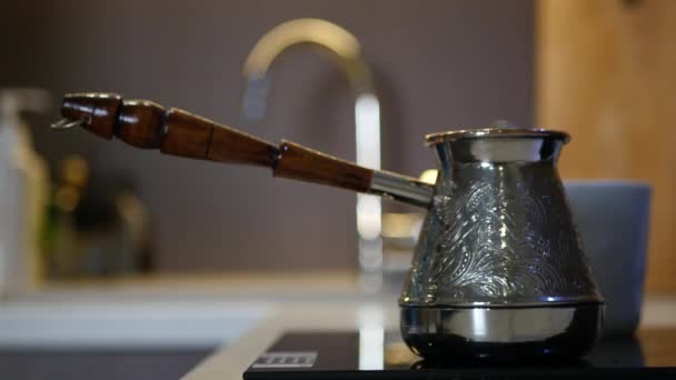 Turka mit heißem, dampfenden Kaffee liegt auf dem Teller. 4k, 3840x2160. hd — Stockvideo