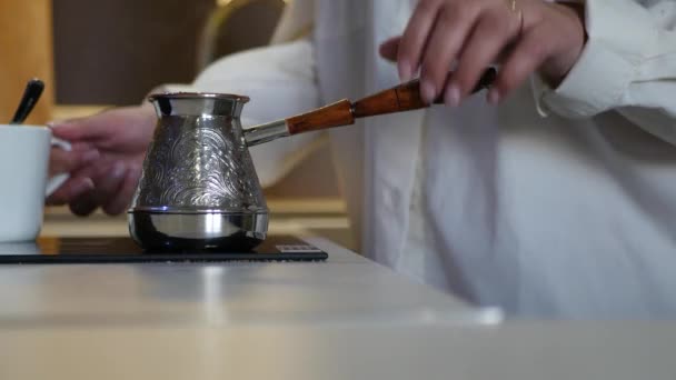 Une jeune fille de bonne humeur tôt le matin prépare du café dans un Turc spécial et danse, 4k, 3840x2160. HD — Video