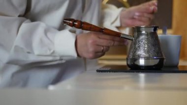 Sabah erken kız kendini kahve ve dansları dökülen. 4k, 3840 x 2160. HD