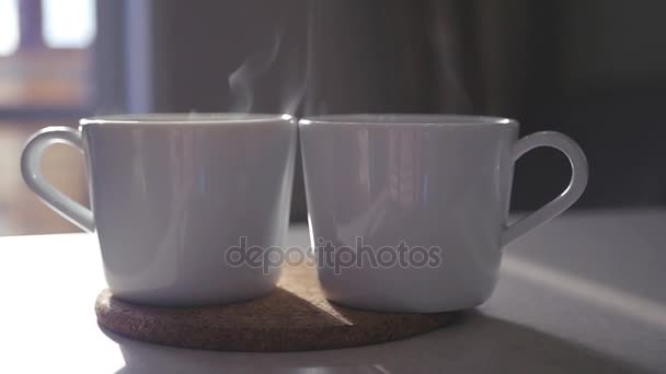 Två koppar rykande kaffe står på bordet. slowmotion. 1920 x 1080 — Stockvideo