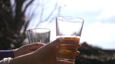 Arkadaş ellerinde alkolle cam gözlüklü bir şirket darp, tost derler, onlar rest. 4k, 3840 x 2160. HD