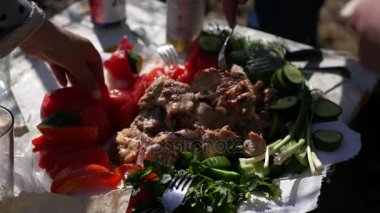 Sulu ve lezzetli taze sebze ve tavuk ızgara öğle yemeği. 4k, 3840 x 2160. HD