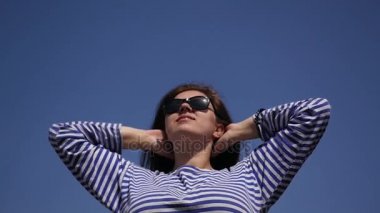 Genç güzel kız onu tutan eller yukarı, sıcak hava ve mavi berrak gökyüzü zevk. Ağır çekim. 1920 x 1080 Hd